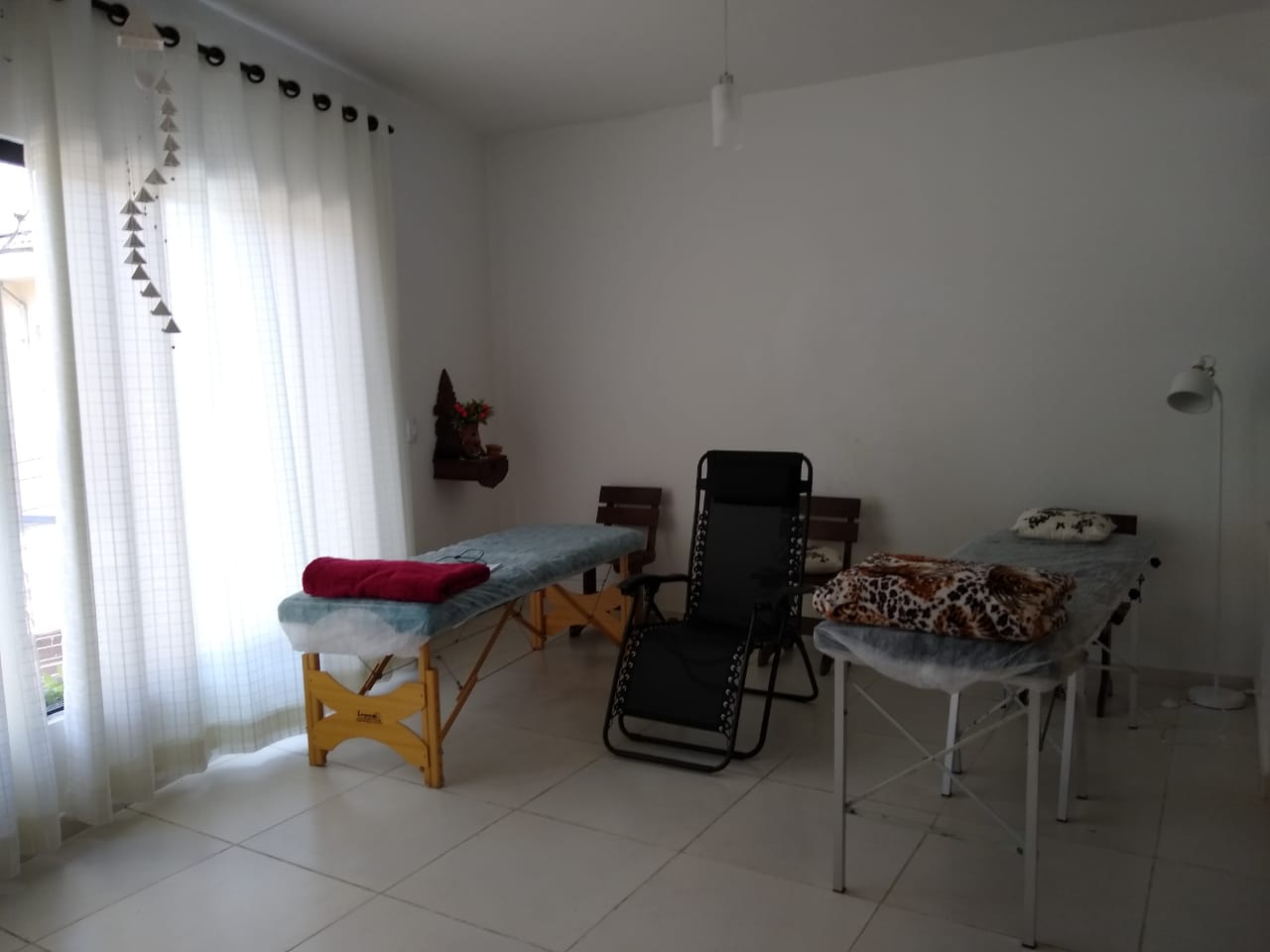 Uma imagem contendo interior, parede, chão, salão;Descrição gerada automaticamente